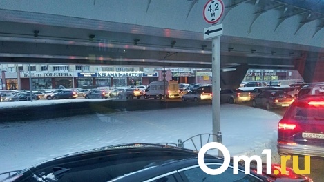 В Омске движение автомобилей тормозят 8-балльные пробки