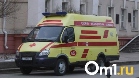 Под окнами омской многоэтажки нашли труп