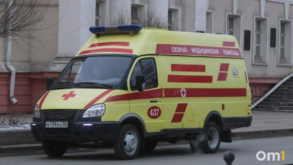 Под окнами омской многоэтажки нашли труп