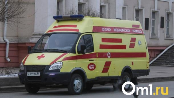 Под окнами омской многоэтажки нашли труп