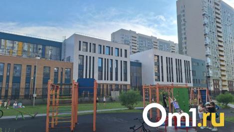 В омском лицее «Авангард» у родителей на входе забирают телефоны