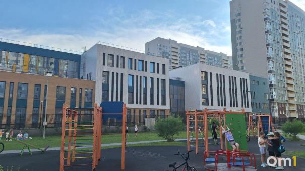 В омском лицее «Авангард» у родителей на входе забирают телефоны