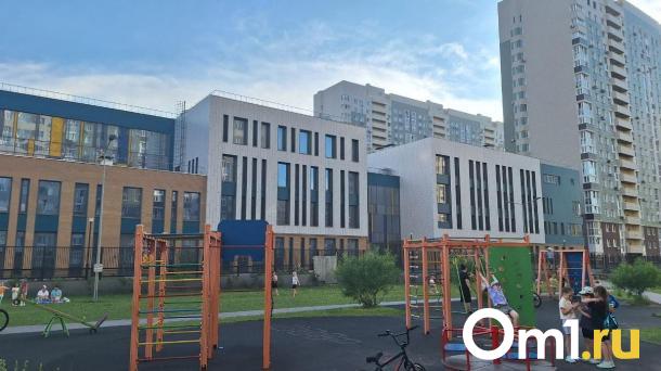 В омском лицее «Авангард» у родителей на входе забирают телефоны