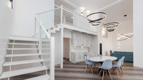 В Новосибирске выставили на продажу пентхаус с космической люстрой за 23 млн рублей