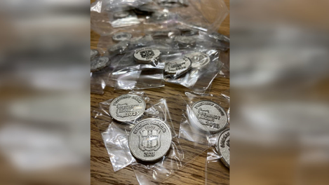 Омичи продают бесплатно полученные на избирательных участках монеты за 50 000 рублей