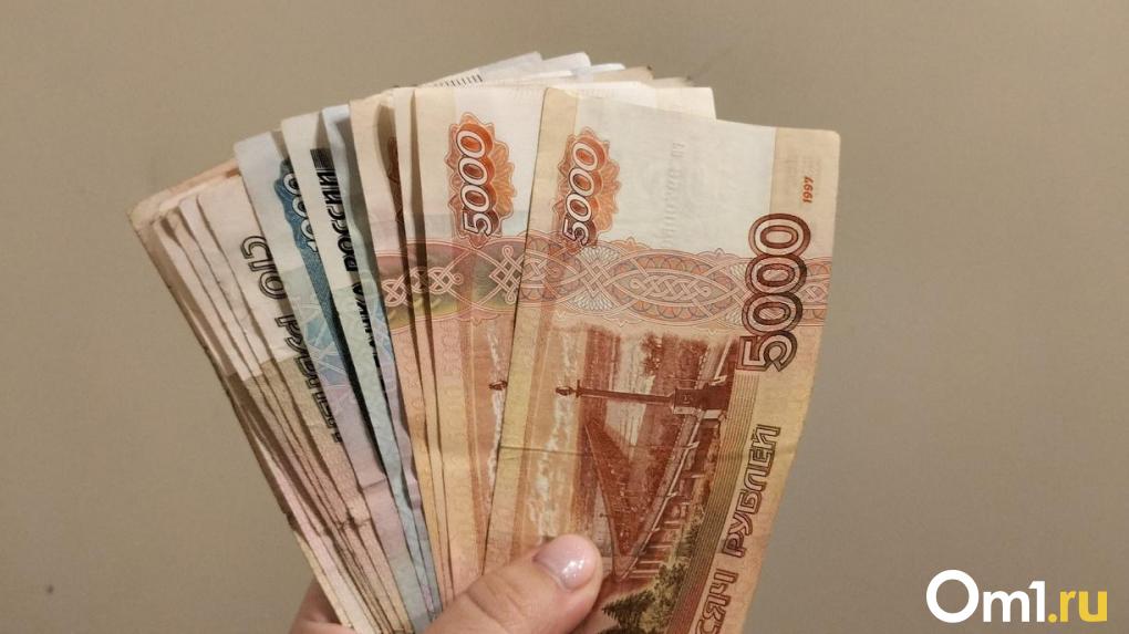В Омске мошенник выманил у 83-летнего дедушки миллион рублей прямо в подъезде