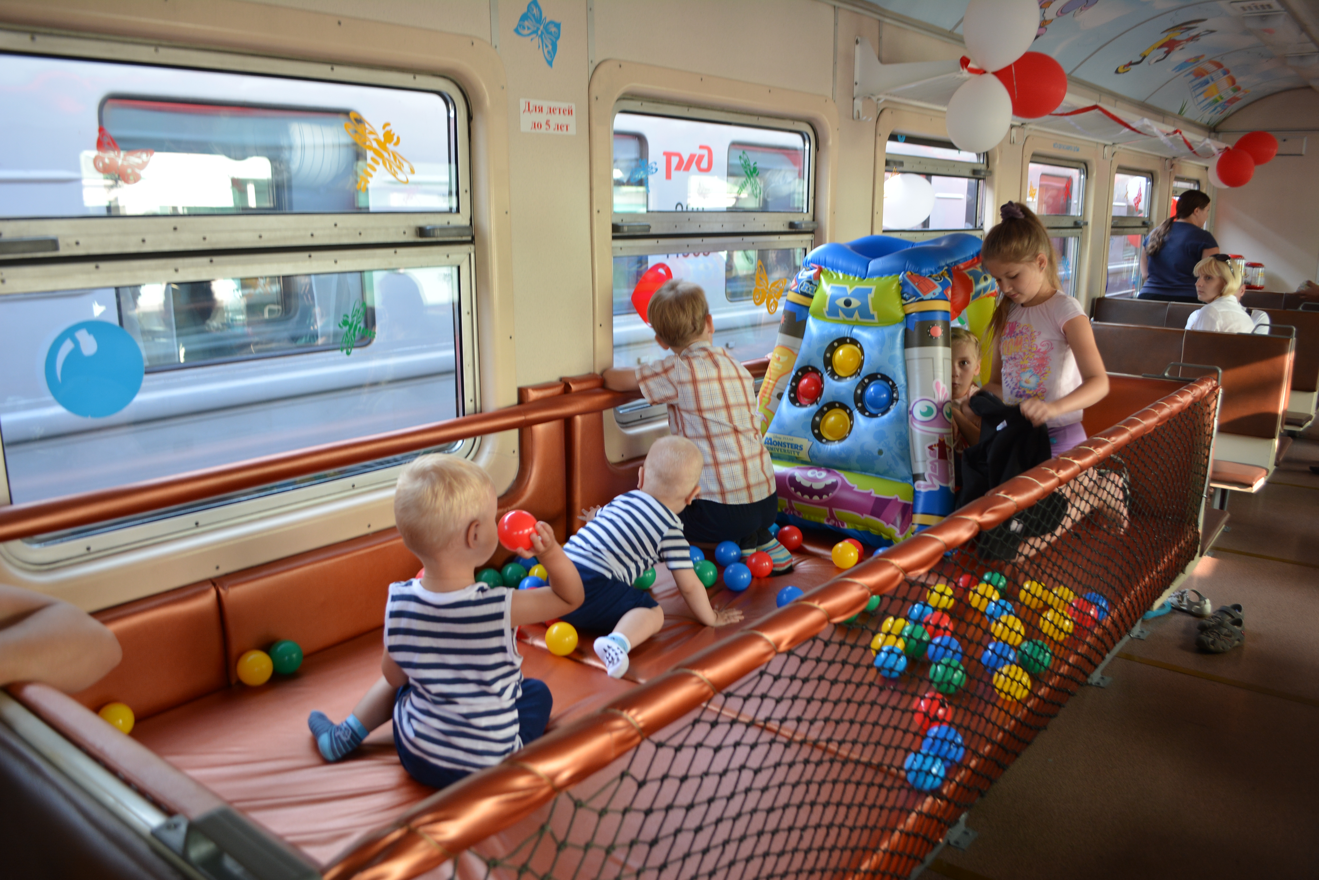 Развлечения на вокзалах. Поезда для детей. Поезд для малышей. Детский вагон. Детский вагон в поезде.