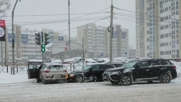 Ещё одна: в центре Омска массовая авария