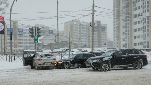 Ещё одна: в центре Омска массовая авария