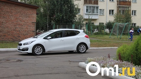Приставы начали арестовывать автомобили омичей, которые задолжали больше 20 тысяч за ЖКУ