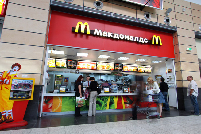 Макдональдс в иркутске. Вкусно и точка вывеска. Макдональдс кафе. Макдональдс в краснодаре. Макдональдс иркутск.