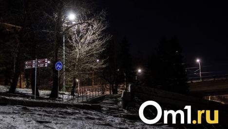 Омичи жалуются на горы мусора и отсутствие освещения по пути в учебное заведение