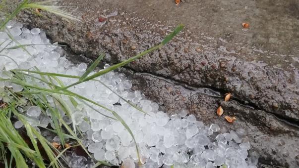 В день летнего солнцестояния омичи наблюдали за крупным градом и грозой