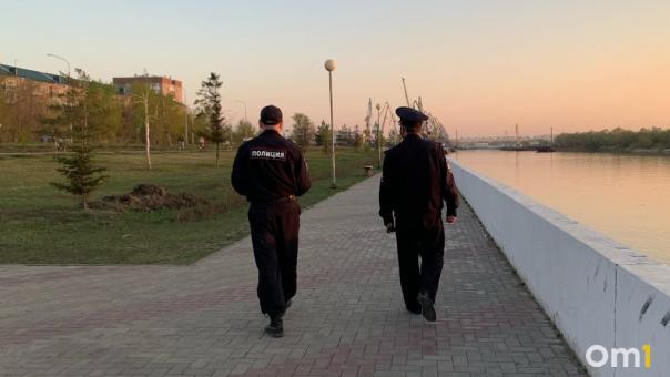В Омске пенсионер набросился с ножом на случайного прохожего