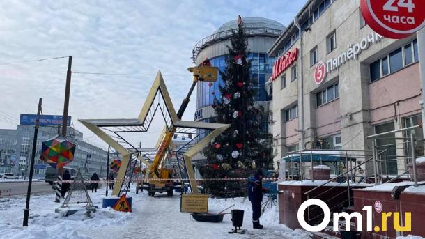 У омского «Каскада» демонтируют новогоднюю ёлку