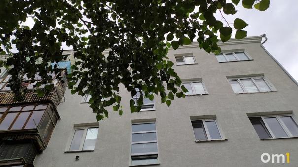 В Омске из окна выпал молодой человек в руке с кружкой
