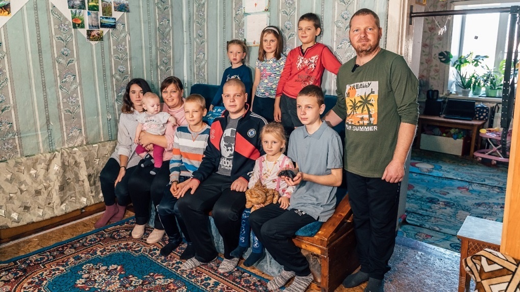 «Мы справимся!» Главу семьи с девятью детьми из Новосибирской области поздравили с Днём отца