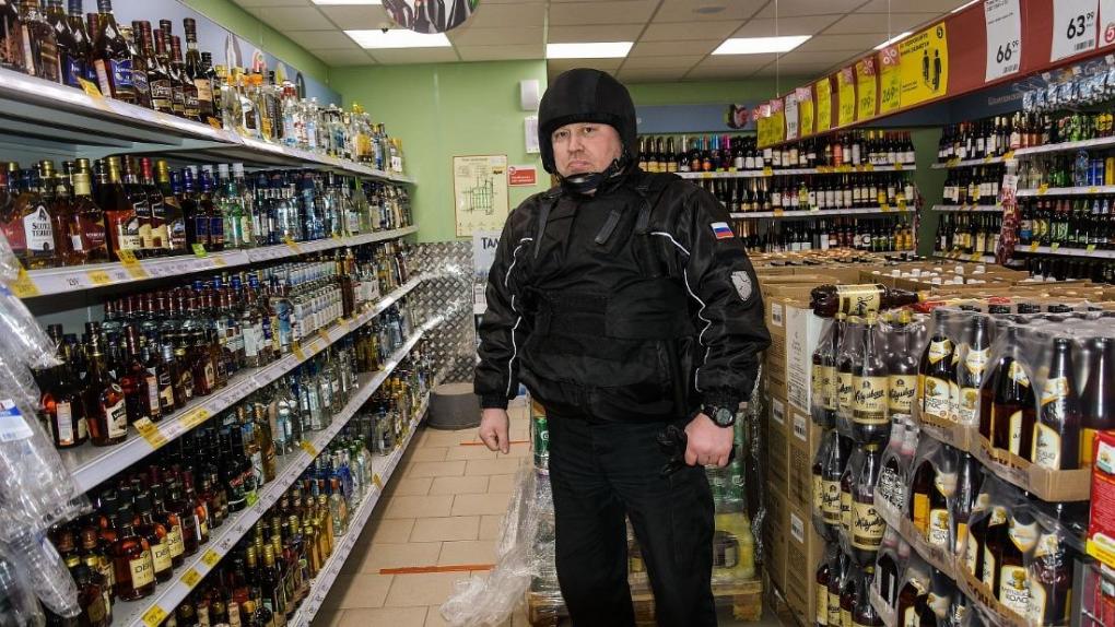 Новосибирец разбил дорогой алкоголь и напал на продавца в супермаркете