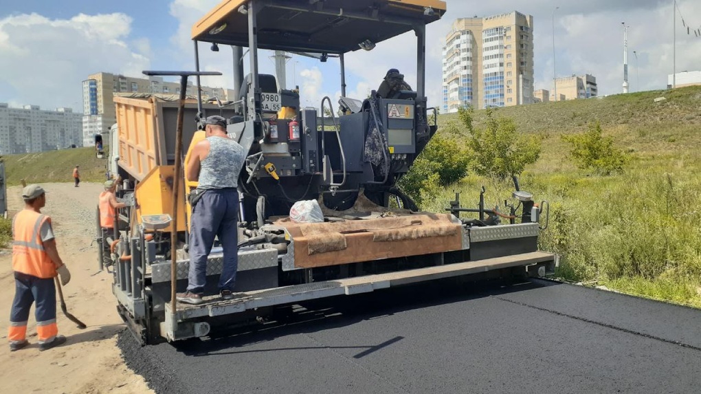 «Использовали плотный асфальт»: мэр Омска Шелест отчитался о ремонте разбитой дороги к Большой Островке