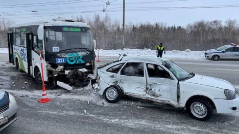 Автобус № 17 попал в массовое ДТП на съезде с Ленинградского моста в Омске