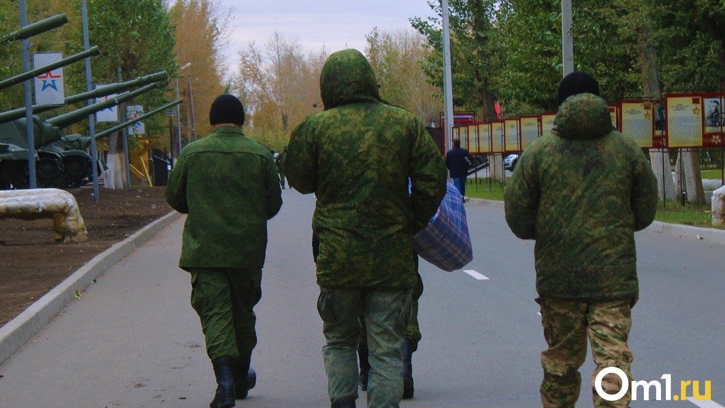 Забирают студентов и отцов-одиночек. Глава Омской области рассказал о новых ошибках при мобилизации
