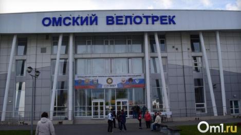 С крыши Омского велотрека упал и разбился человек