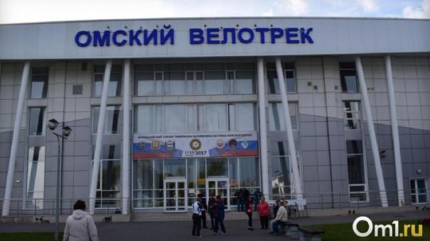 С крыши Омского велотрека упал и разбился человек
