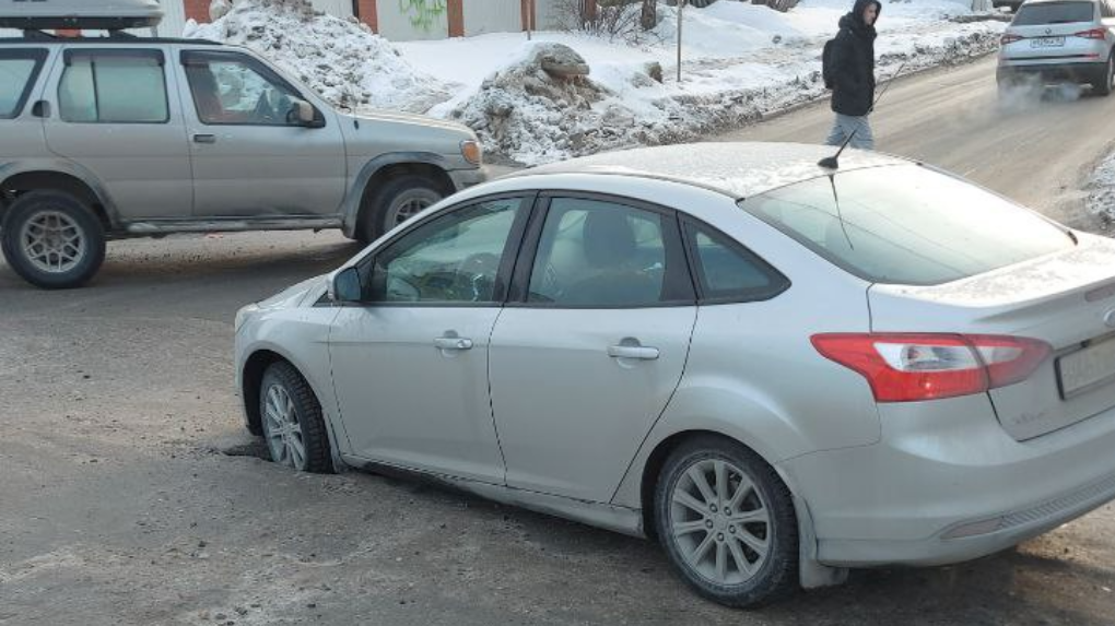 Автомобиль частично провалился под асфальт в Новосибирске