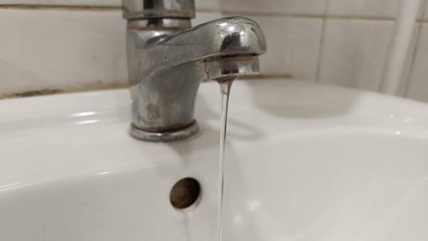 На 15 улицах в Новосибирске отключили горячую воду из-за аварии