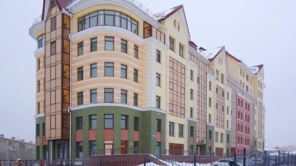 В Омске сдают двухуровневую квартиру за 135 тысяч рублей в месяц