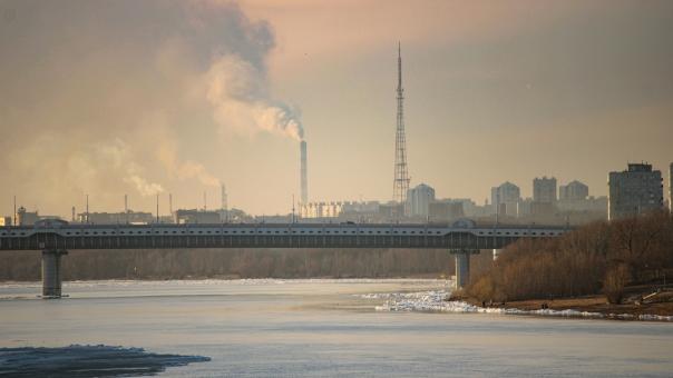 Запах гари: в омском воздухе нашли превышения трёх опасных веществ