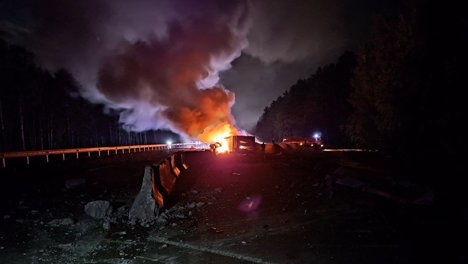 Вытащили из полыхающей фуры. Омич на большегрузе влетел в ограждение на трассе под Тюменью