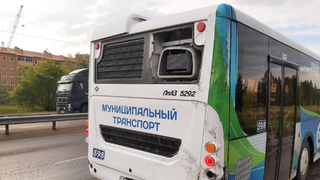 Под Омском битумовоз протаранил пассажирский автобус