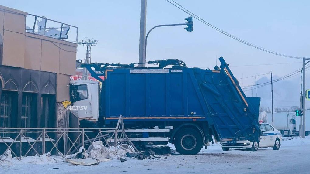 Авария с мусоровозом и грузовиком произошла на Хилокской в Новосибирске