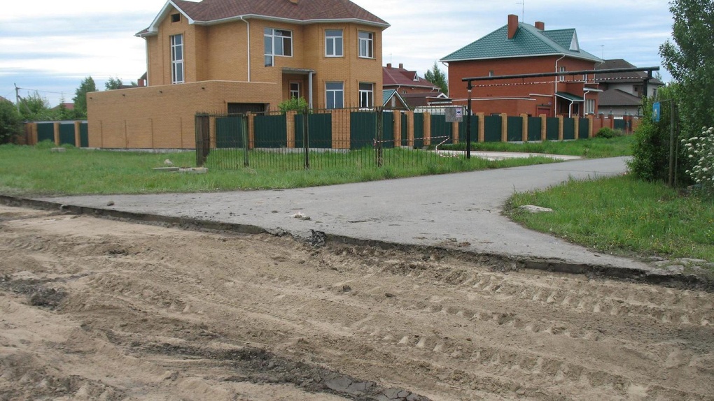 Дорога недвижимость. Коттеджный поселок Омск. Бетонная дорога в коттеджном поселке. Поселки в Омске. Чукреевка Омск коттеджный поселок.