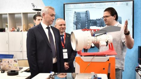 Губернатор Андрей Травников ознакомился с разработками БАС участников интенсива «Остров»