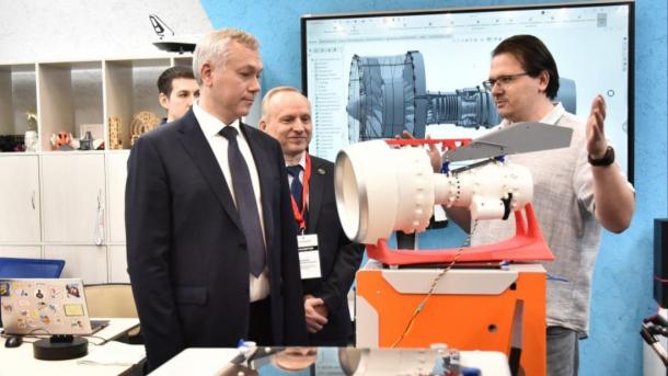 Губернатор Андрей Травников ознакомился с разработками БАС участников интенсива «Остров»