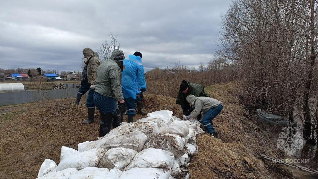 На севере Омской области укрепляют защитные сооружения из-за паводка