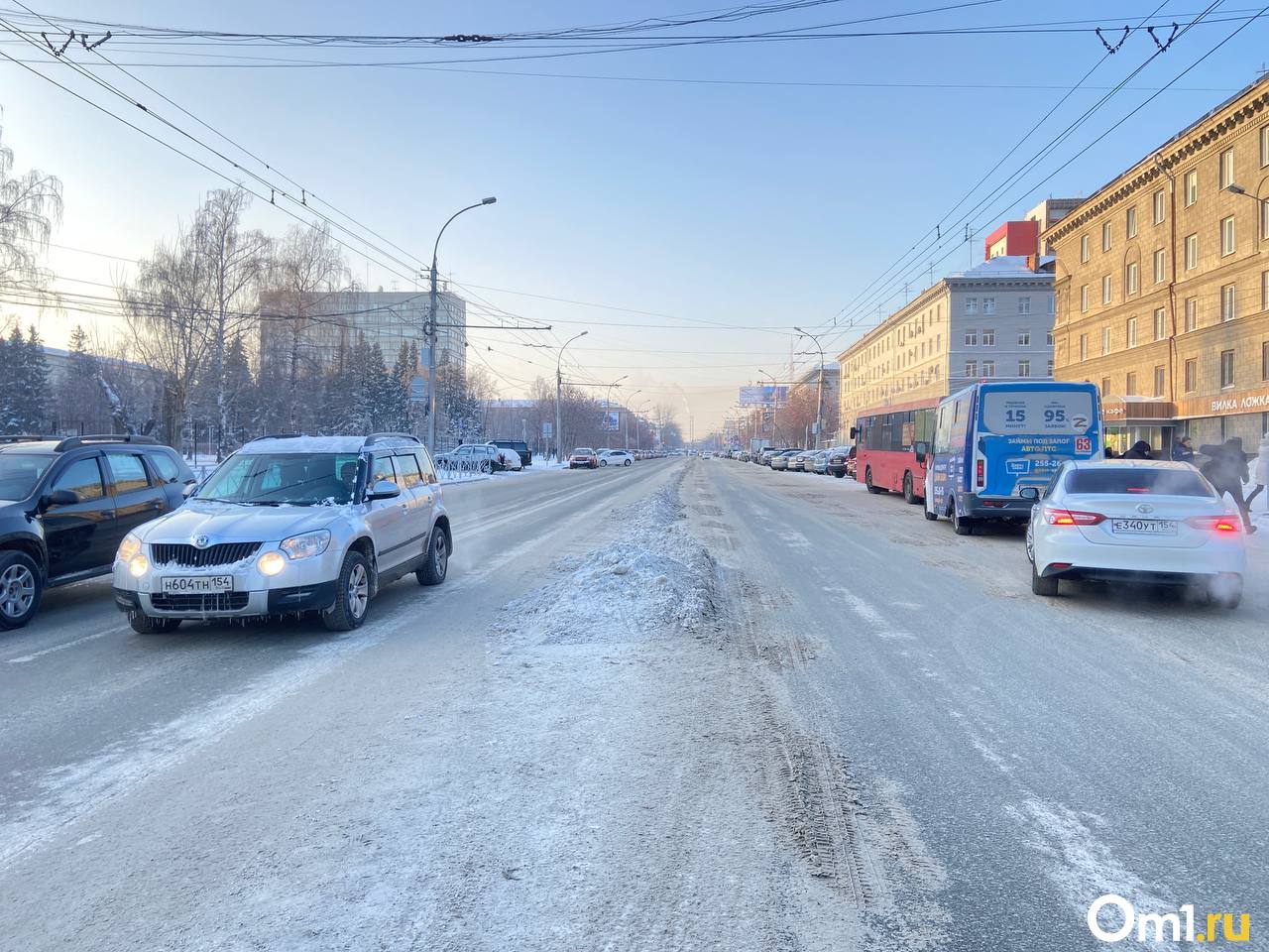 Дороги не чистят от снега. Ледяные дороги. Сугробы на дороге. Заснеженный район. Снег в Новосибирске.