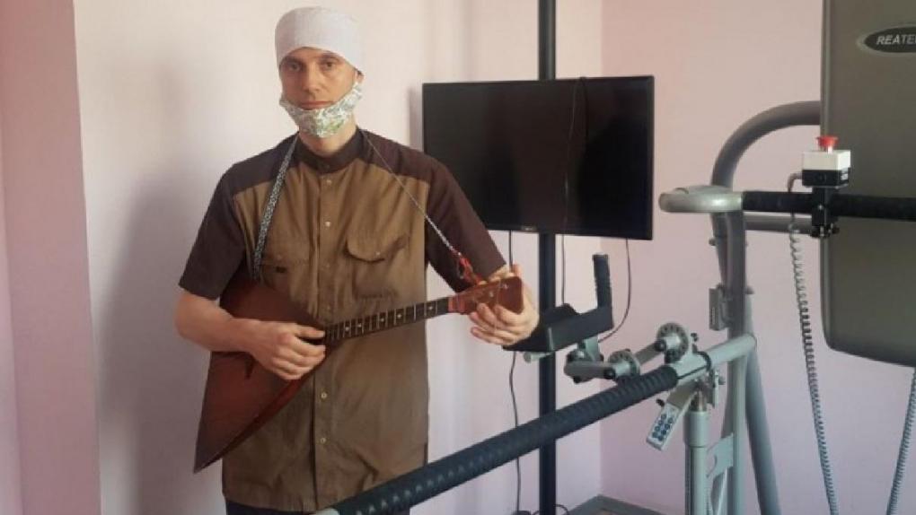 Омский врач лечит пациентов, играя на балалайке
