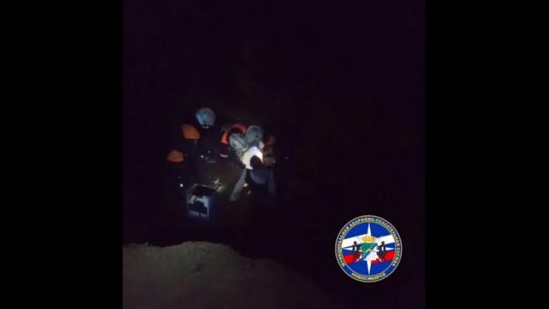 Упавшему в 4-метровую траншею новосибирцу помогли спасатели