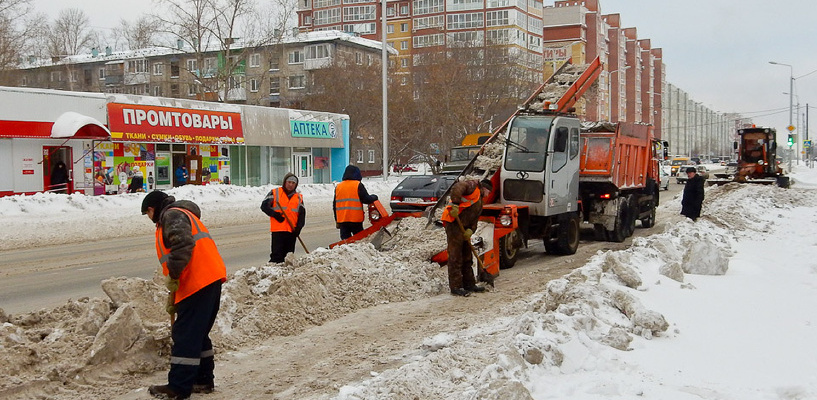 В Омске дорожные службы Октябрьского округа усиленно убирают снег