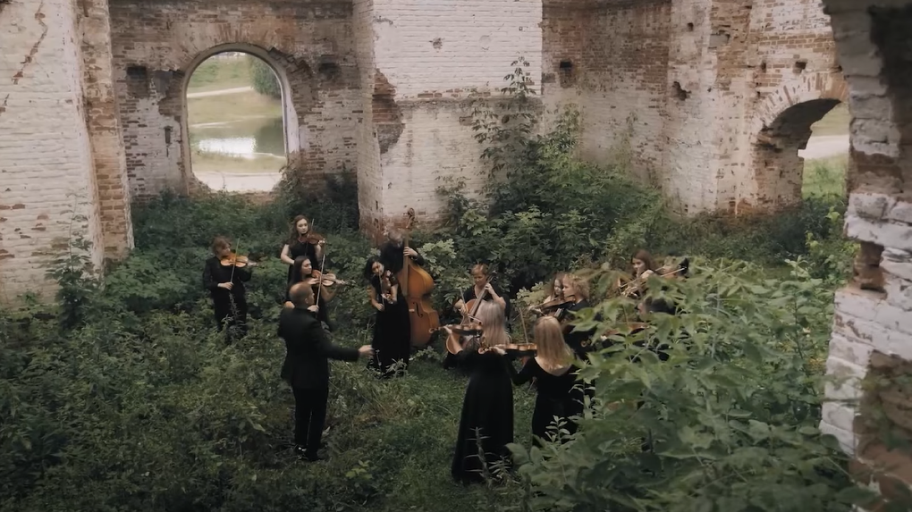 Омский Камерный оркестр снял клип на руинах винокуренного завода - ВИДЕО