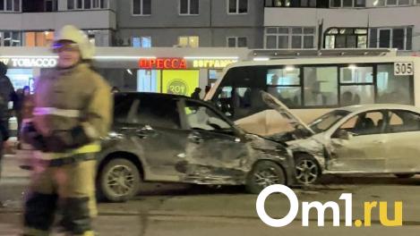 Реанимация и спасатели. На Левобережье Омска произошло тяжёлое ДТП