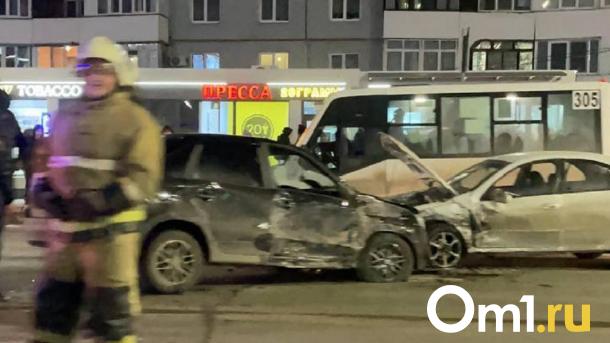 Реанимация и спасатели. На Левобережье Омска произошло тяжёлое ДТП