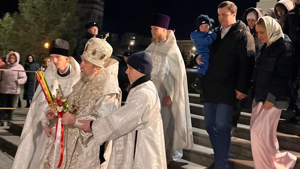 Врио губернатора Хоценко вместе с семьёй посетил пасхальную службу в Омске