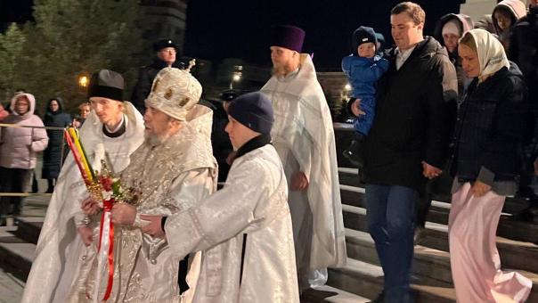 Врио губернатора Хоценко вместе с семьёй посетил пасхальную службу в Омске