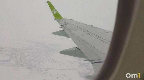 Омичи столкнулись с задержками рейсов в Москву
