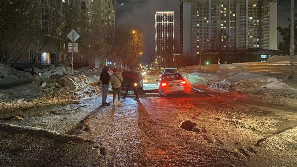 Четыре автомобиля в Новосибирске провалились в ямы на асфальте