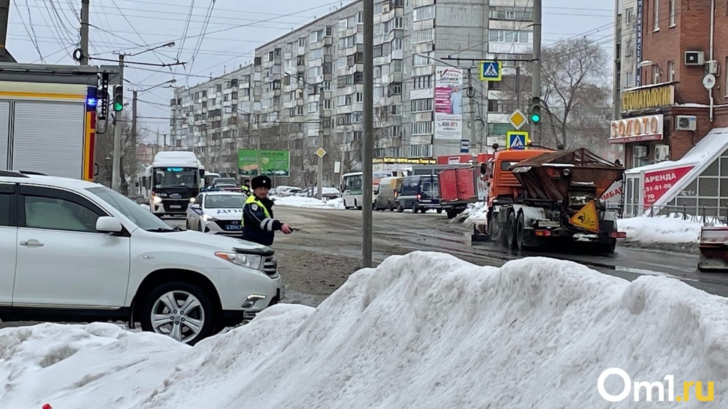 Фонтан из прорванного водопровода перекрыл дорогу в Омске